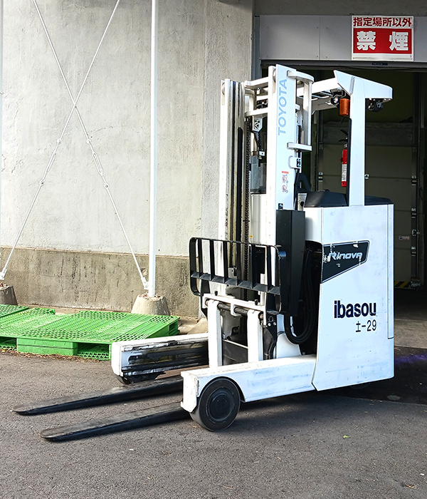 リーチフォークリフト